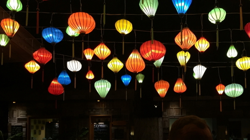 Vietnamese restaurant lighting
